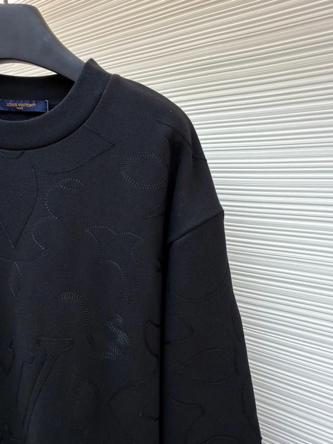 LOUIS VUITTON fully embroidered large flower sweatshirt ●Original version: Purchased and developed for 18500 ●Item number: 1680970-A85 ●Material: 100% cotton jersey fabric ●Technology: Fleece shearing ●Version: Fitted version ●Weight: about 635 grams ●Size: XS-S-M-L ●Description: The fabric is made of 32s double-ply cotton jersey. The finished cloth weighs 330g. The embryo is dyed and subjected to the fleece shearing process. After washing, the finished cloth is shaped and matched with a 20s double-yarn flat machine to weave ribs. A domestic high-speed small towel machine is used for embroidery. The machine locks a single head and large-size positioning flowers are embroidered on the front and back. The overall wiring is straight and delicate, the fabric is comfortable and soft, and the color is consistent without color difference. It can be matched with the same style to create a fashionable look and control various occasions. Customized accessories, complete with three standards, same style for men and women!